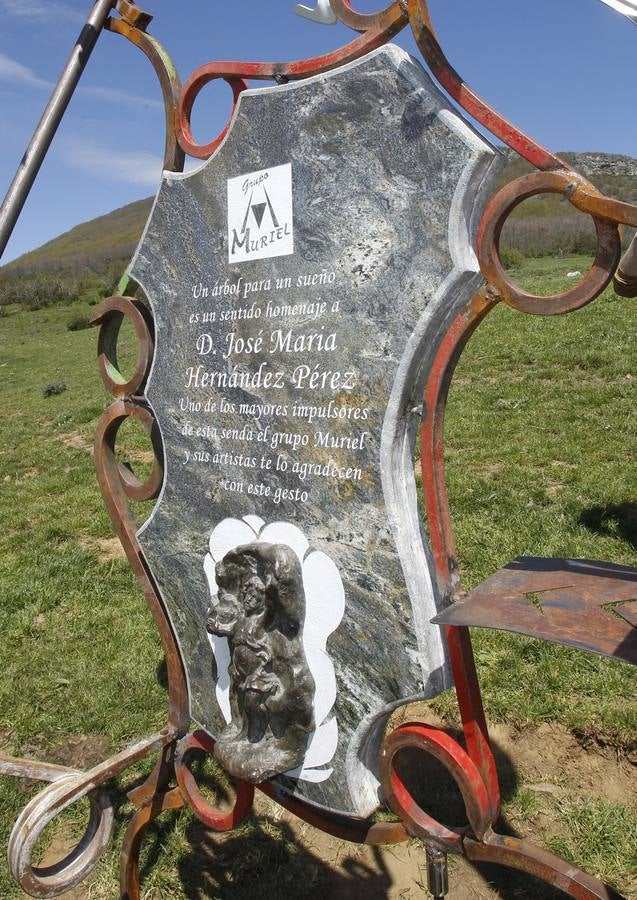 Una gran escultura recuerda a José María Hernández en la Senda de Ursi