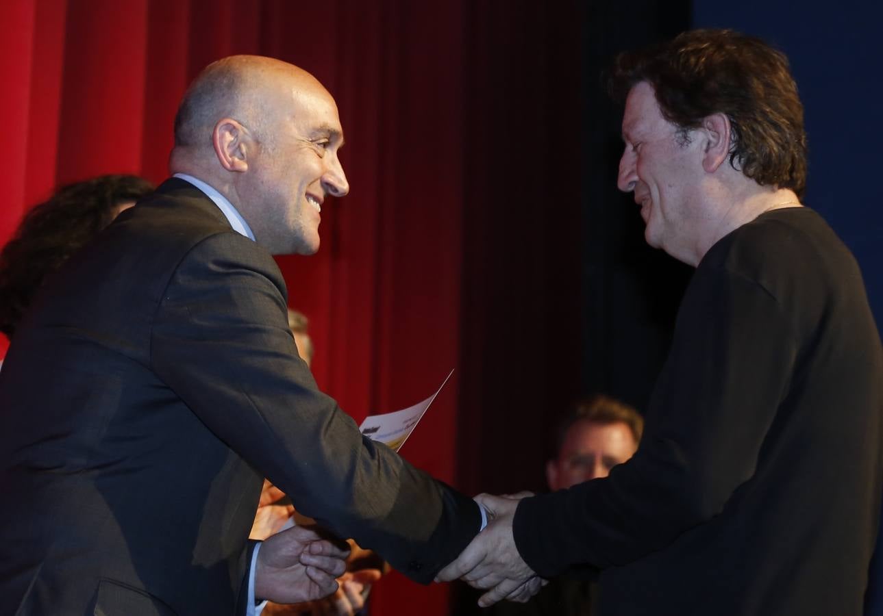 El Teatro Zorrilla de Valladolid se llena de poesía y música en el homenaje a Martín Descalzo