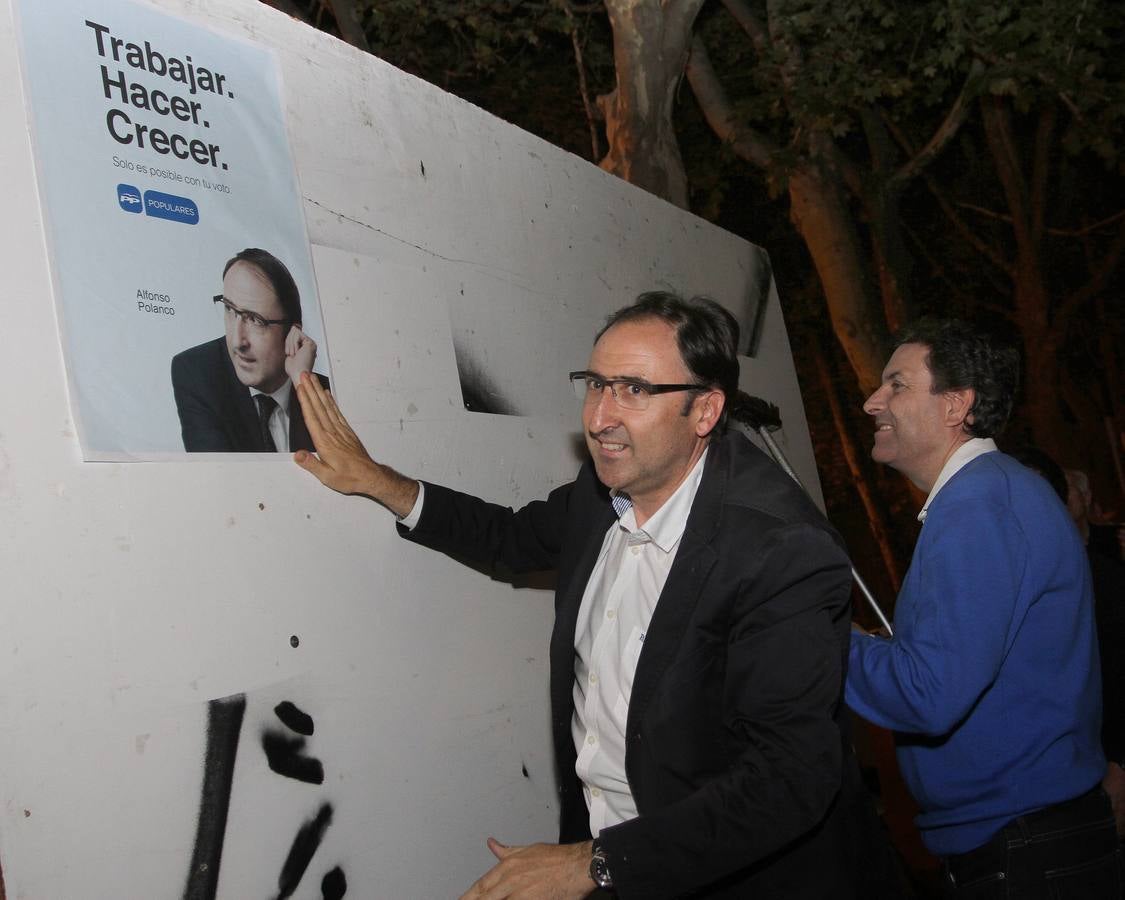 Palencia. El candidato popular a la Alcaldía de Palencia, Alfonso Polanco, pega su cartel.