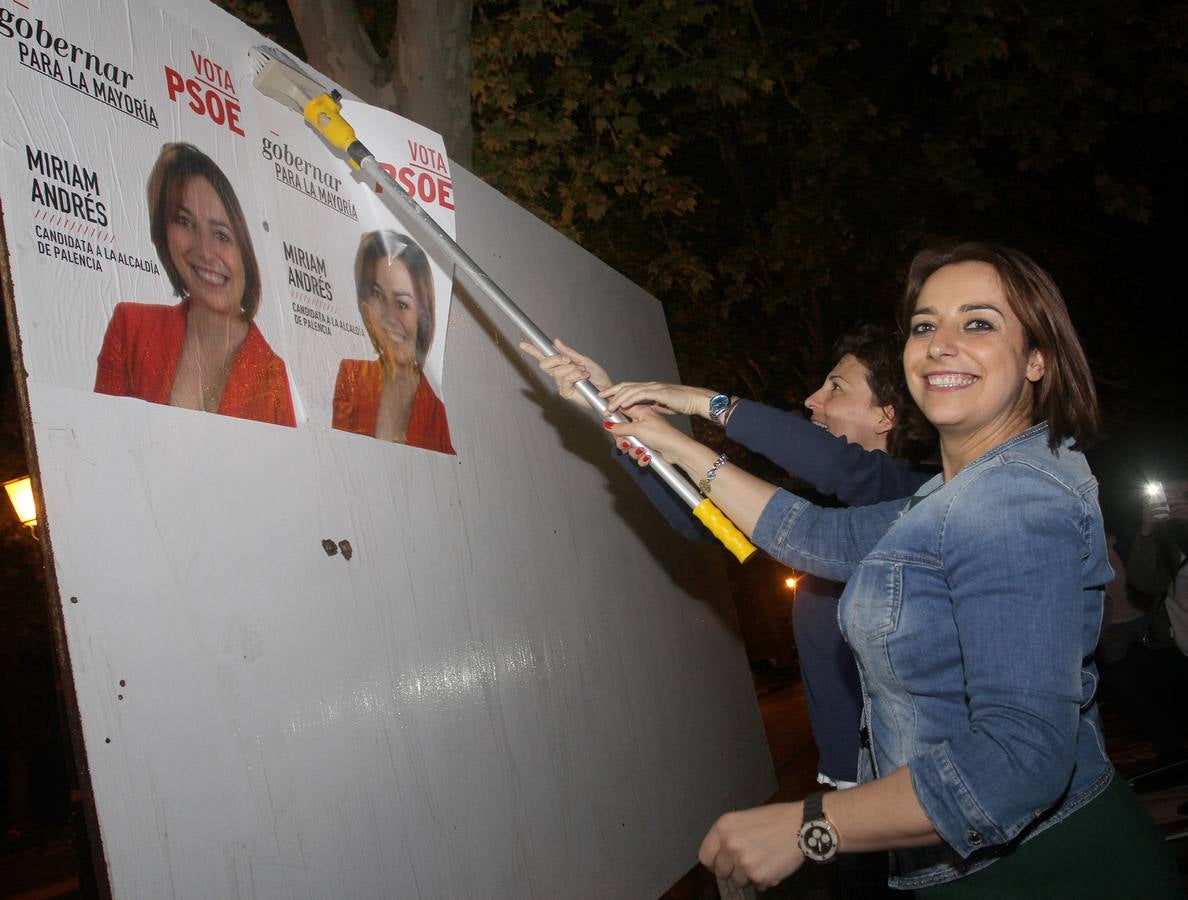 Palencia. La candidata socialista a la Alcaldía de Palencia, Mirian Andrés, pega su cartel.