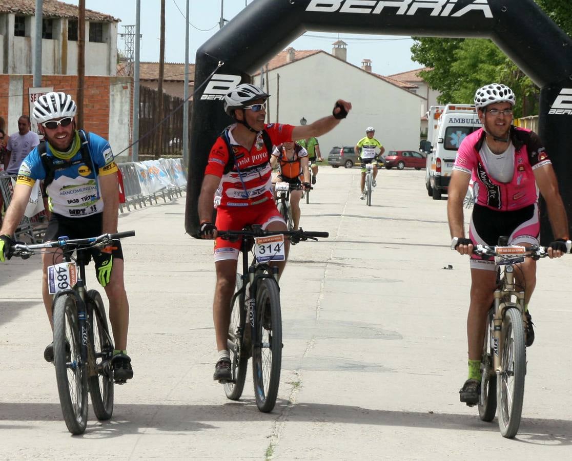 Más de 500 aficionados a la bicicleta de montaña participan en la Navabike de Nava de la Asunción (Segovia)