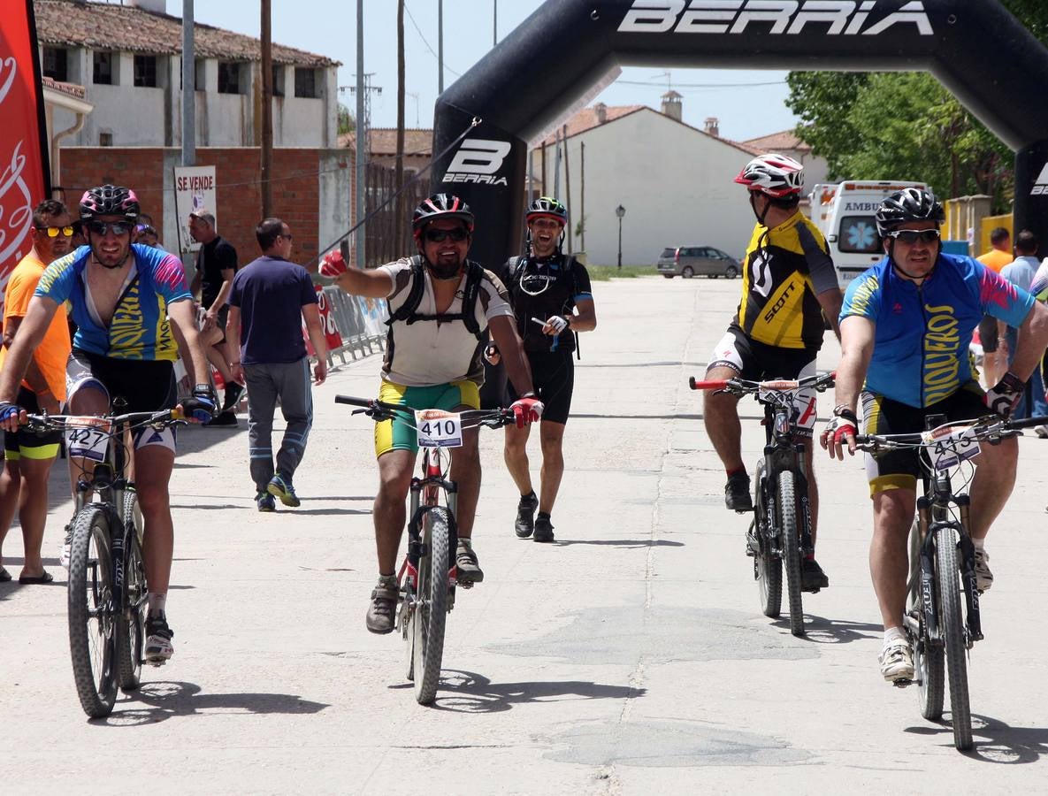 Más de 500 aficionados a la bicicleta de montaña participan en la Navabike de Nava de la Asunción (Segovia)