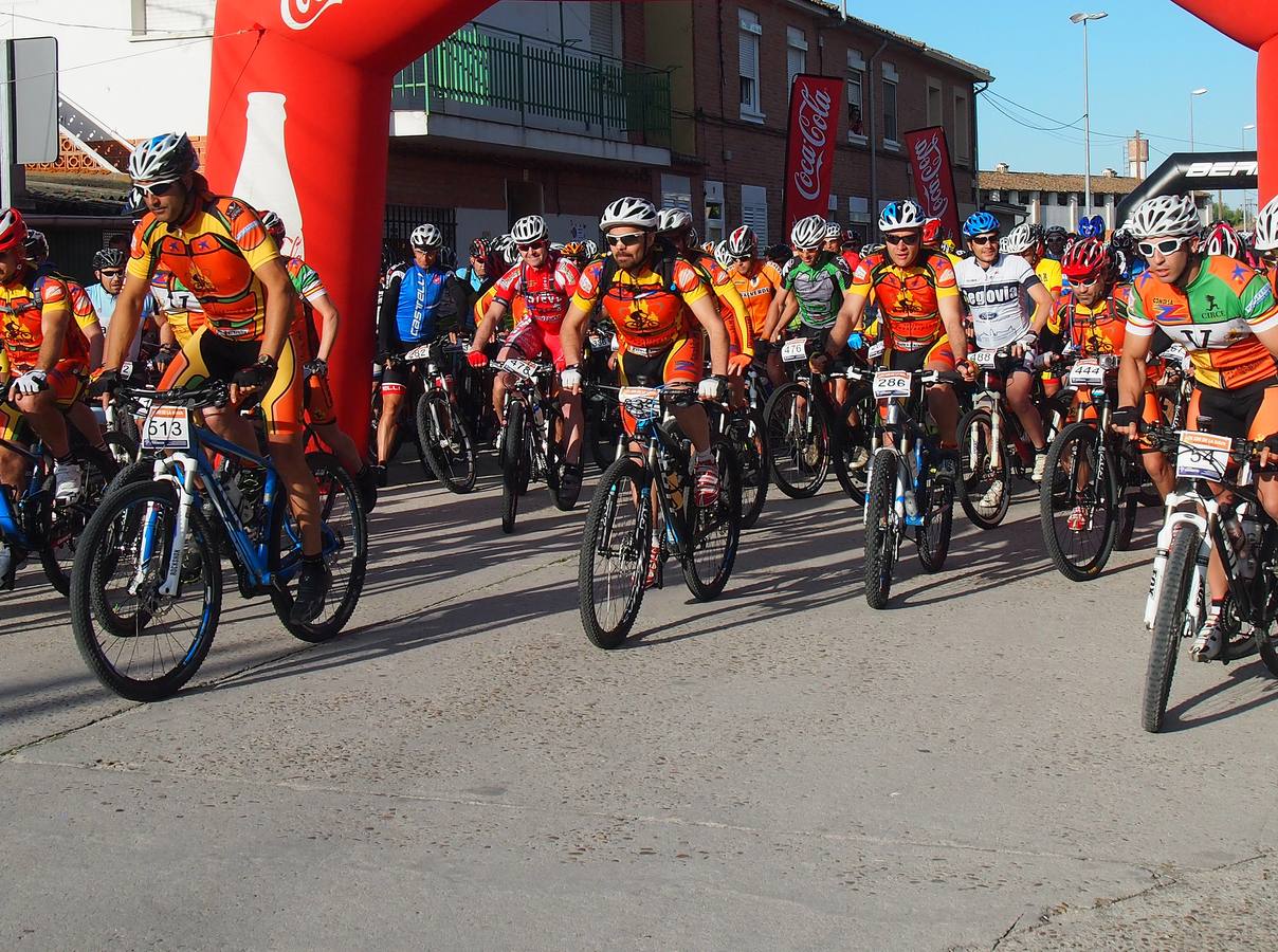 Más de 500 aficionados a la bicicleta de montaña participan en la Navabike de Nava de la Asunción (Segovia)