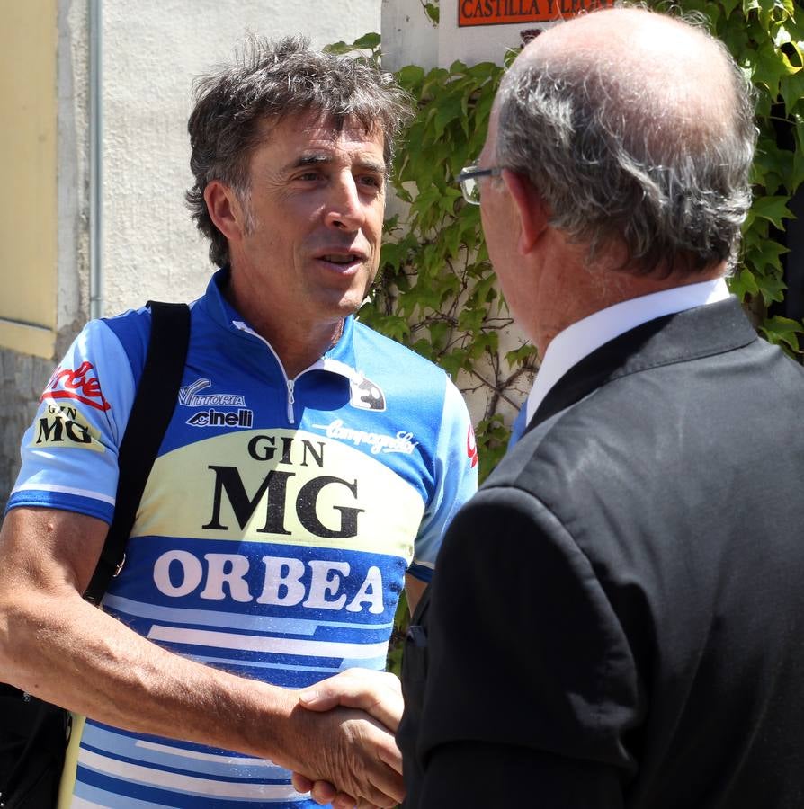 El exciclista Pedro Delgado celebra con amigos el triunfo épico de la etapa con la que consiguió el jersey amarillo en 1985
