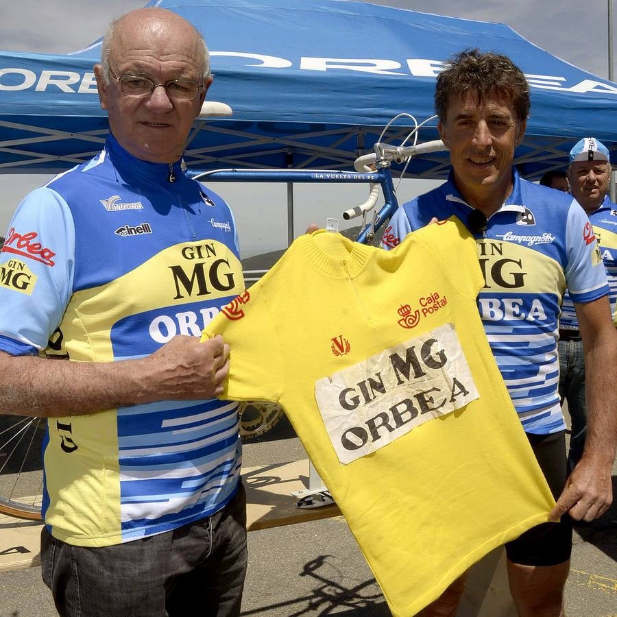 El exciclista Pedro Delgado celebra con amigos el triunfo épico de la etapa con la que consiguió el jersey amarillo en 1985