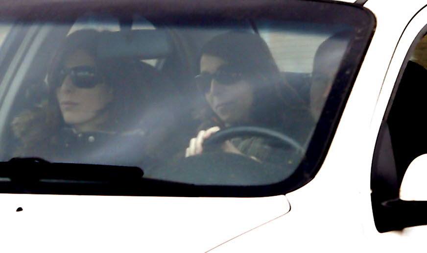 29.01.15 La policía local presuntamente implicada en el asesinato de Isabel Carrasco, Raquel Gago (C), sale de la prisión de Mansilla de las Mulas (León).