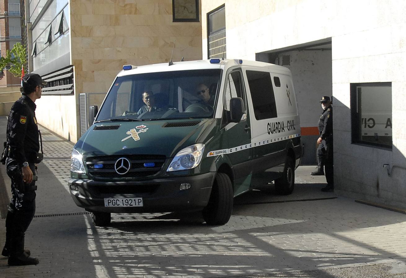 16.05.14 La policía municipal Raquel Gago implicada en el asesinato de Isabel Carrasco,sale en el furgón de la Guardia Civil para ingresar en la cárcel de Mansilla de las Mulas.
