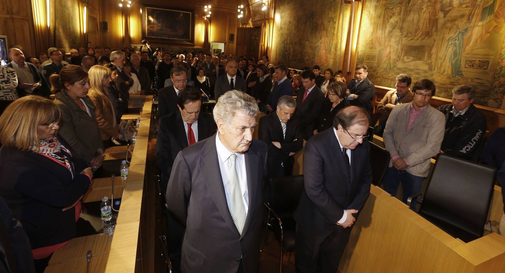 12.05.14 El presidente del Congreso, el vicepresidente del Senado (detrás) y el presidente de la Junta, muy afectados.