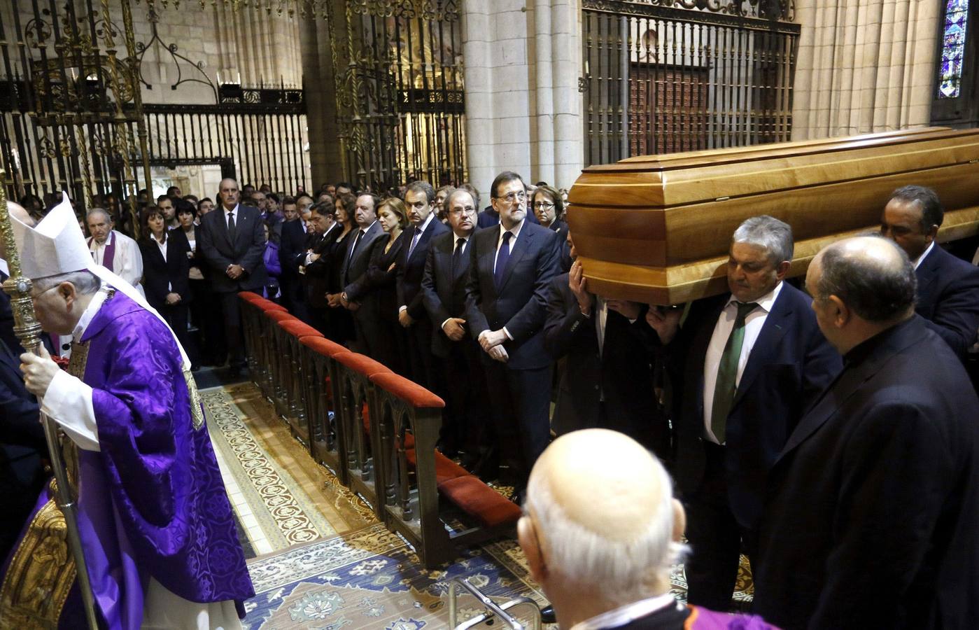 13.05.14 El presidente del Gobierno, Mariano Rajoy (c), y el presidente de la Junta de Castilla y León, Juan Vicente Herrera, entre otros, observan la llegada del féretro a la Catedral de la ciudad, al comienzo del funeral.