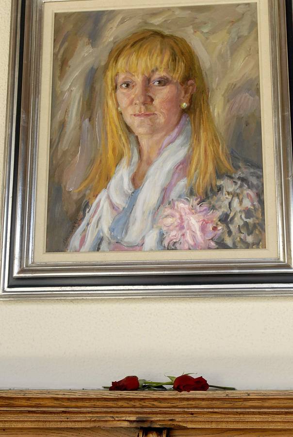 16.05.14 Retrato de Isabel Carrasco, presidenta de la Diputación de León, junto al que han sido depositadas dos rosas.
