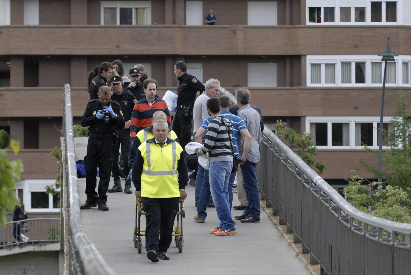 12.05.14 Agentes de policía proceden al levantamiento del cadáver de la fallecida.