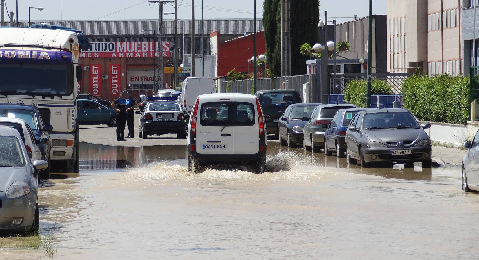 Reventón de una tubería en el polígono de Argales