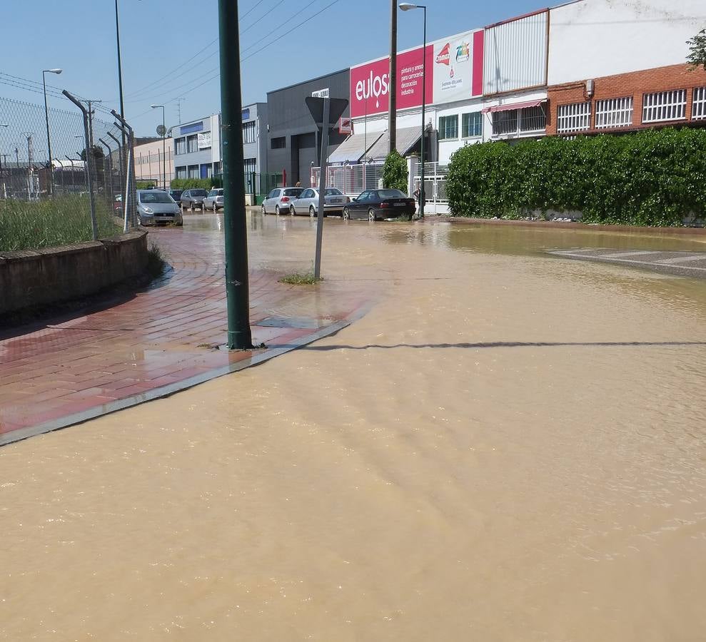 Reventón de una tubería en el polígono de Argales