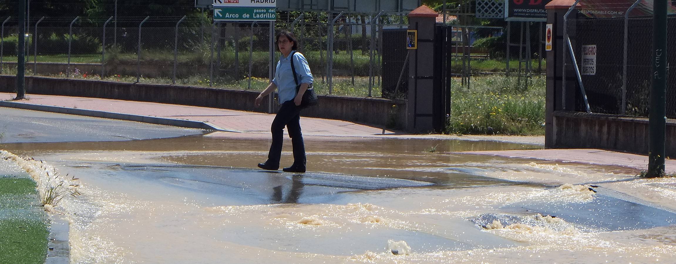 Reventón de una tubería en el polígono de Argales