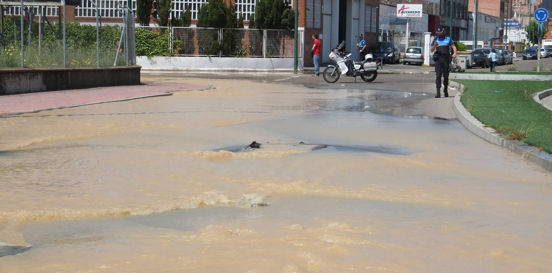Reventón de una tubería en el polígono de Argales