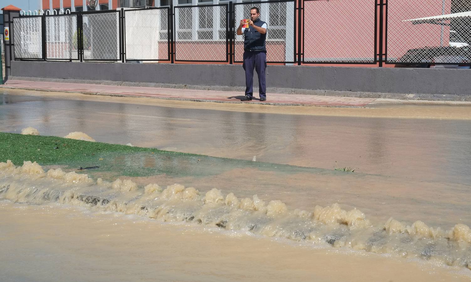 Reventón de una tubería en el polígono de Argales
