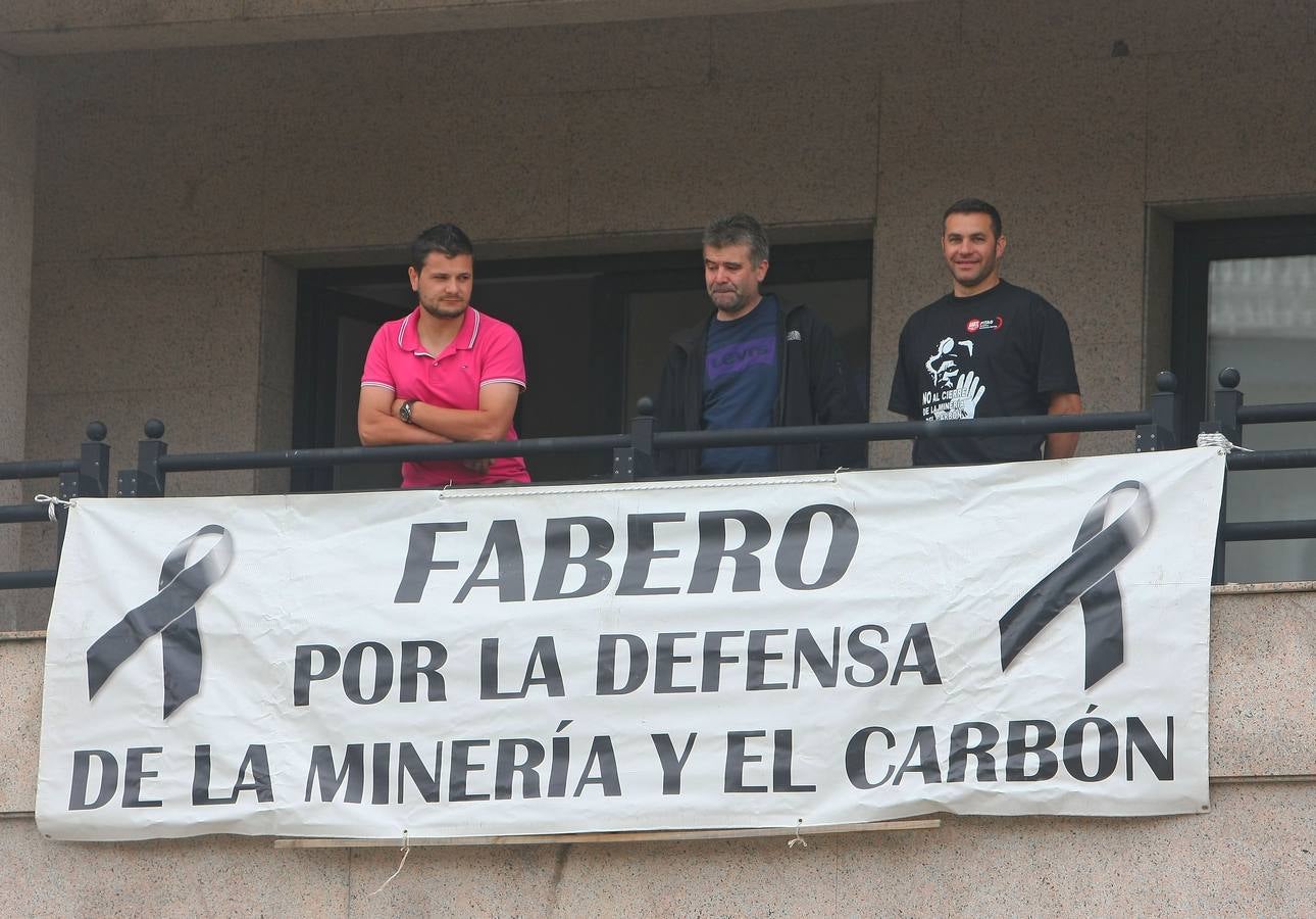 Representantes mineros se encierran en los Ayuntamientos de Bembibre y Fabero (León)