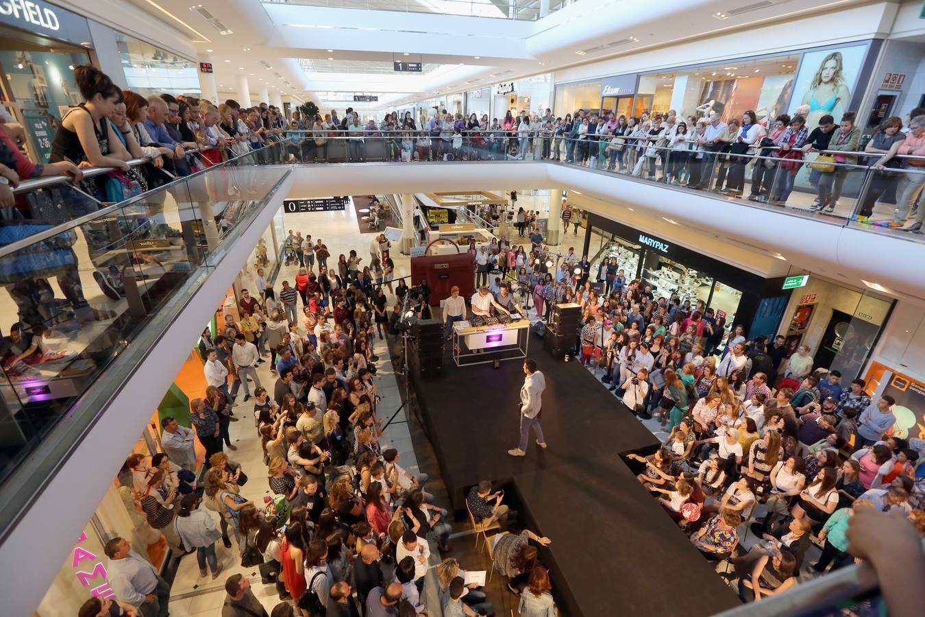 Bimba Bosé y Jesús Castro apadrinan un desfile de moda en Vallsur