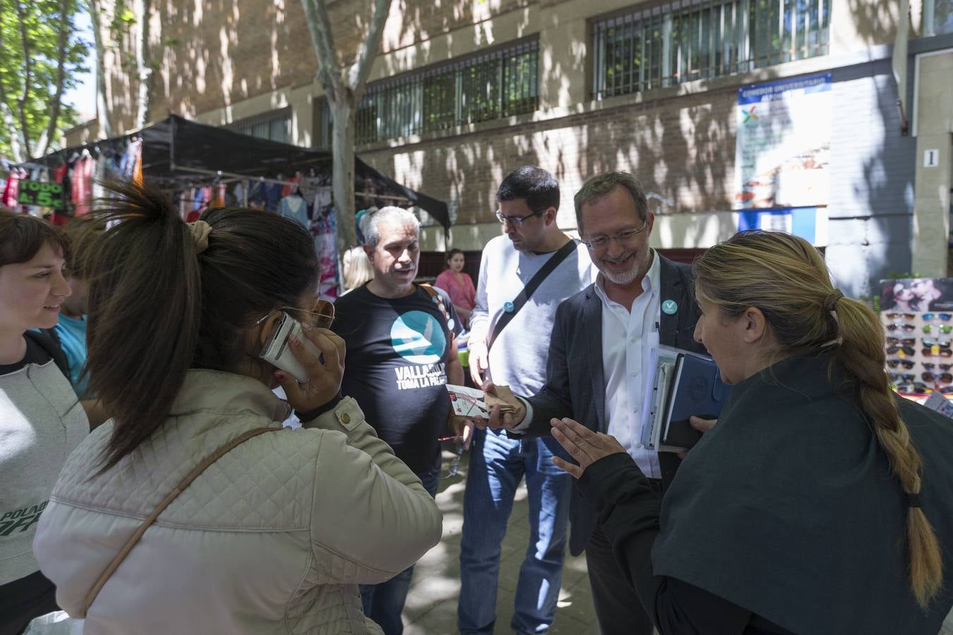 Manuel Saravia, de Valladolid Toma la Palabra, reparte folletos en un mercadillo en el Paseo del Prado de la Magdalena