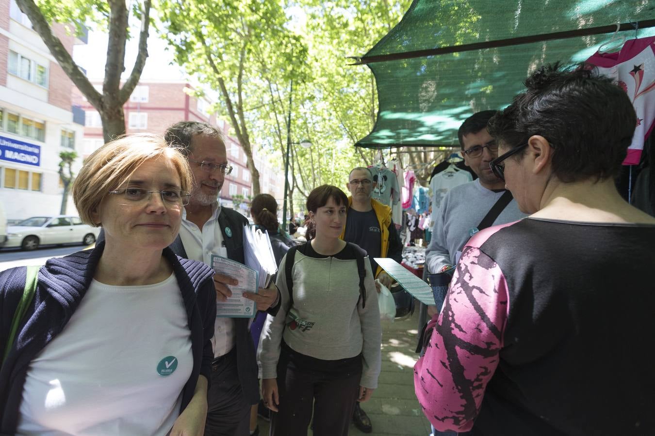 Manuel Saravia, de Valladolid Toma la Palabra, reparte folletos en un mercadillo en el Paseo del Prado de la Magdalena