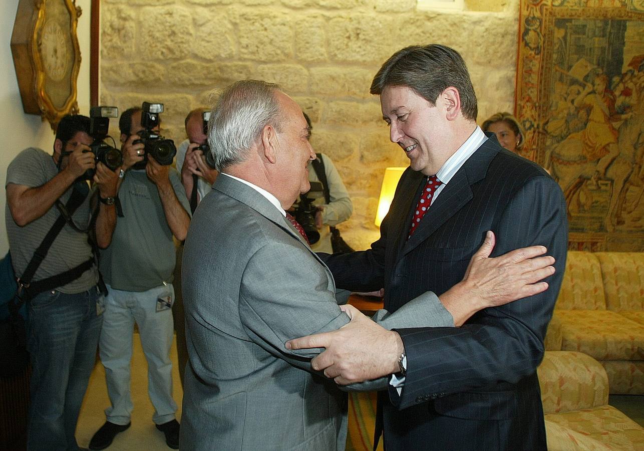 El nuevo presidente de las Cortes de Castilla y León, José Manuel Fernández Santiago (d), conversa con su antecesor en el cargo Manuel Estella.