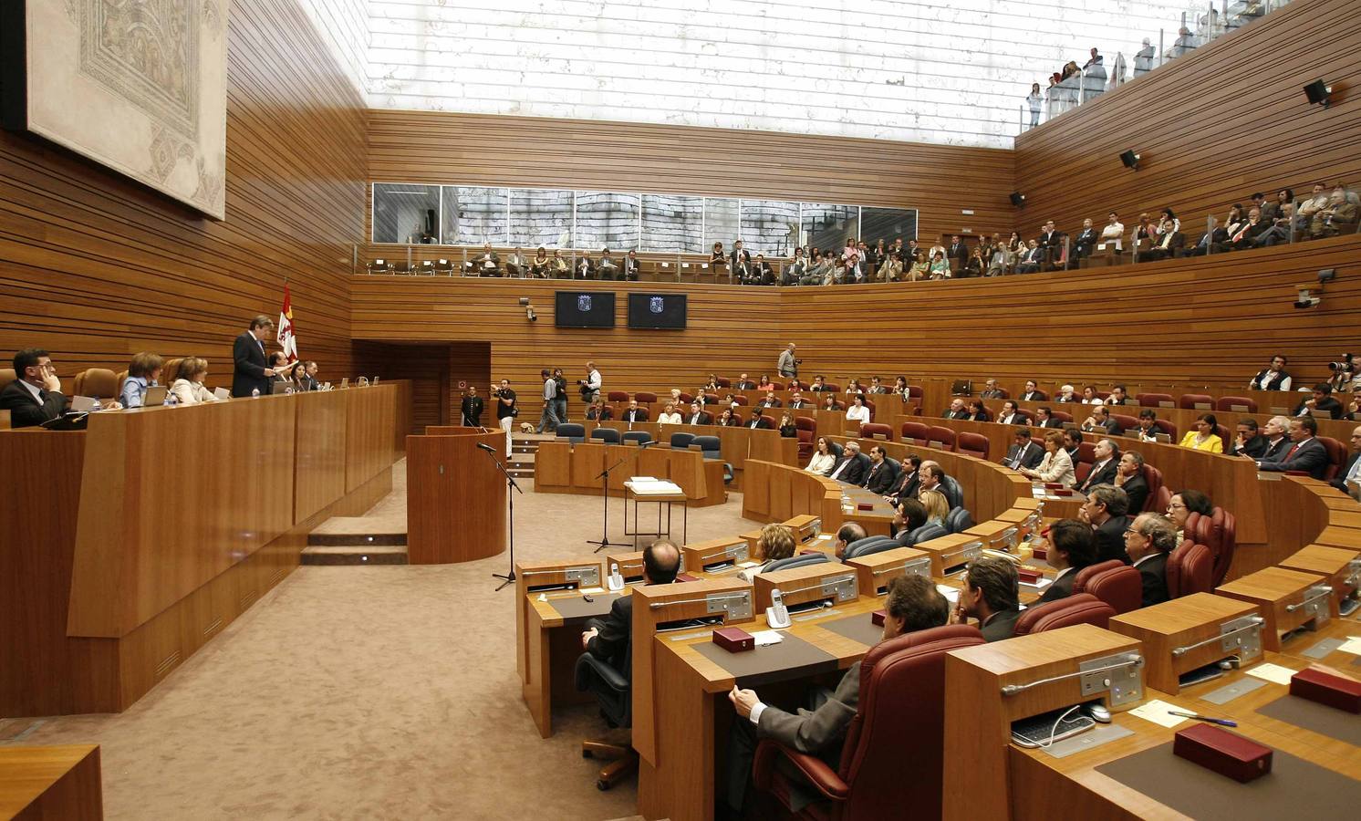 José Manuel Fernández Santiago, reelegido presidente de las Cortes, se dirige a los parlamentarios y al público en el discurso de apertura de la VII Legislatura autonómica en el hemiciclo de la nueva sede de las Cortes.