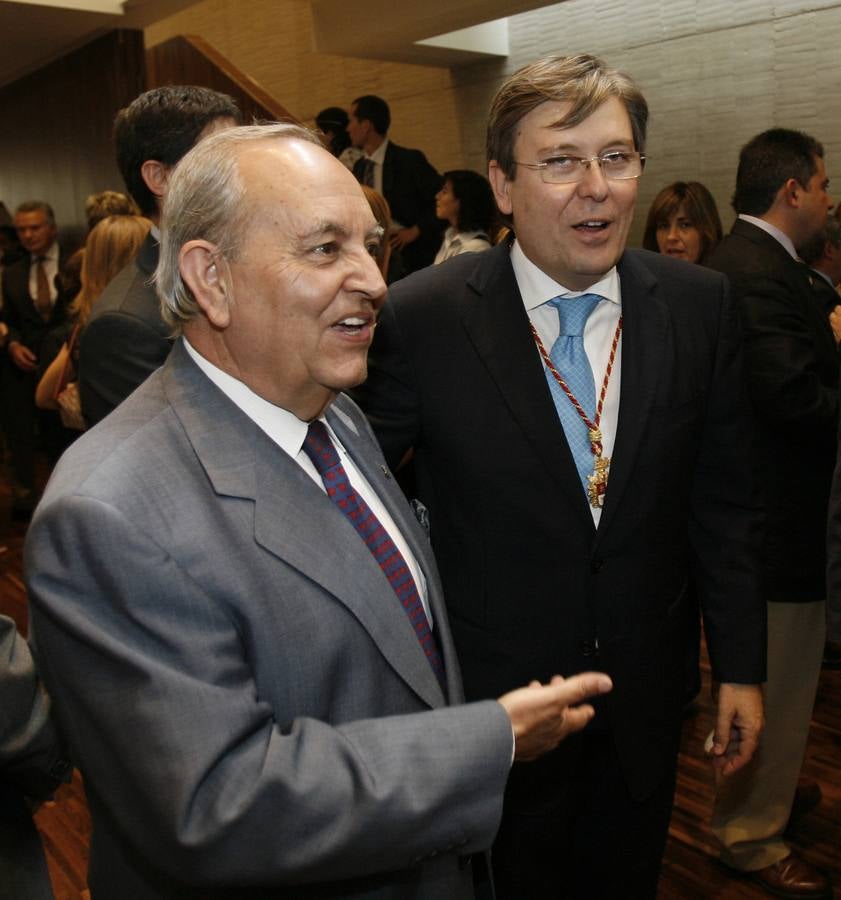 Manuel Estella, expresidente de las Cortes, y José Manuel Fernández Santiago, actual presidente, se saludan durante la sesión inaugural de la VII Legislatura autonómica que tuvo lugar en el hemiciclo de la nueva sede de las Cortes.