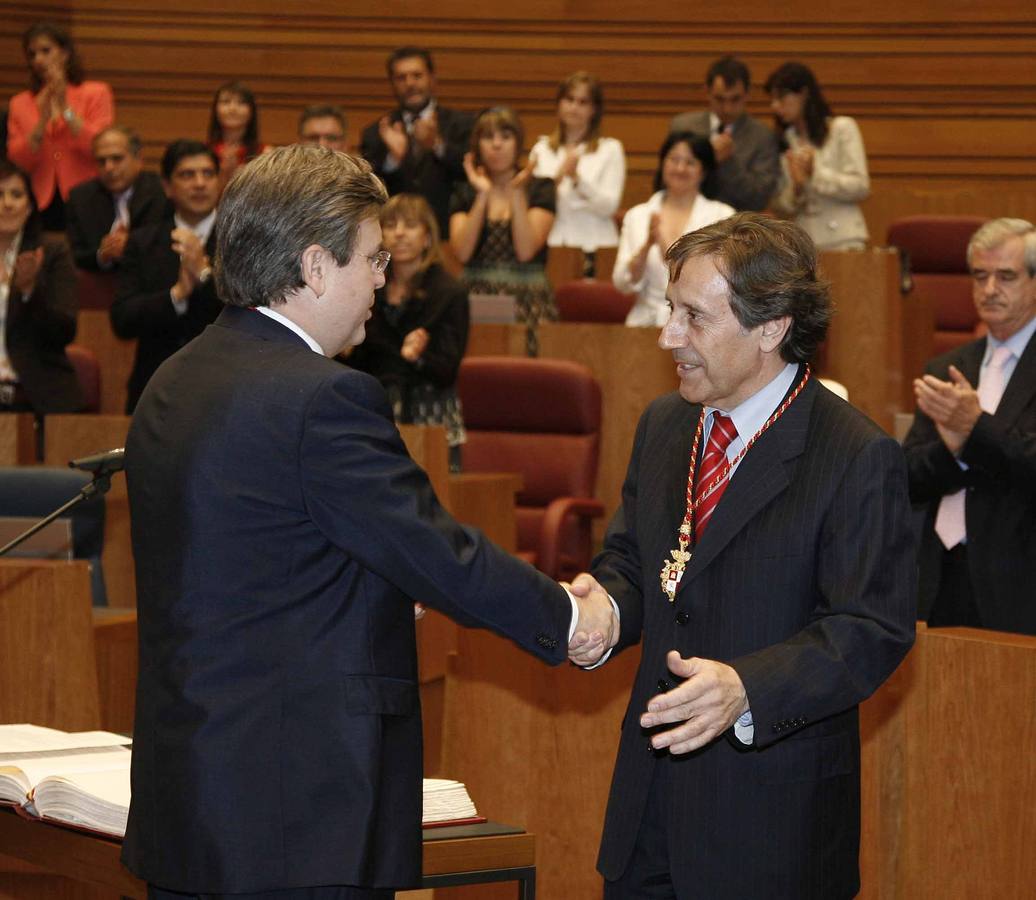 Ángel Villalba recibe la felicitación de José Manuel Fernández Santiago tras su toma de posesión como procurador del PSOE de León durante la sesión inaugural de la VII Legislatura autonómica.