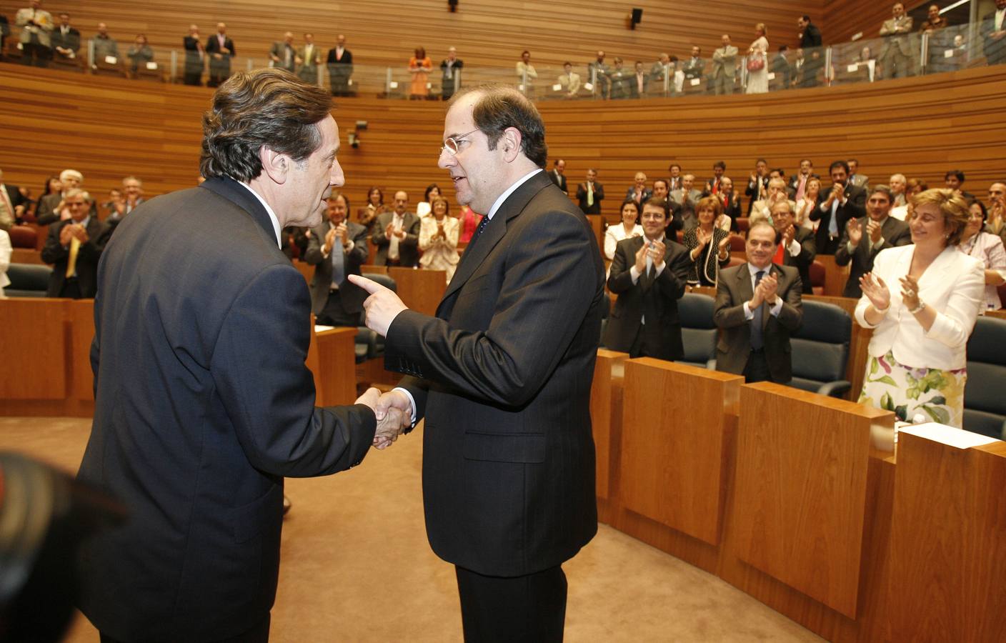 Ángel Villalba, portavoz del grupo socialista, felicita a Juan Vicente Herrera que acaba de ser reelegido presidente de la Junta en el debate de investidura.