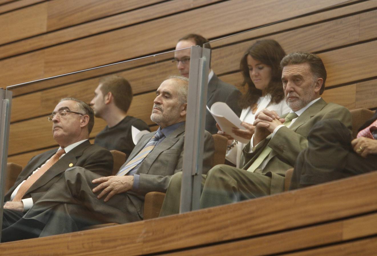 Los expresidentes, José Constantino Nalda y Demetrio Madrid, y el delegado del Gobierno, Miguel Alejo, durante el debate de investidura en el que Juan Vicente Herrera fue reelegido presidente de la Junta de Castilla y León.