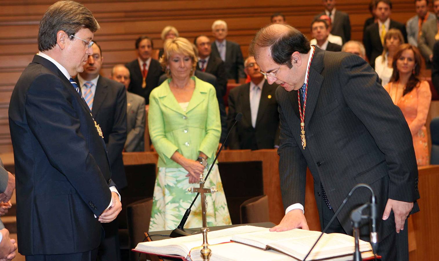 Juan Vicente Herrera toma posesión como presidente de la Junta en el hemiciclo de las nuevas Cortes regionales ante José Manuel Fernández Santiago, presidente de las Cortes, y ante Esperanza Aguirre, presidenta de la Comunidad de Madrid.