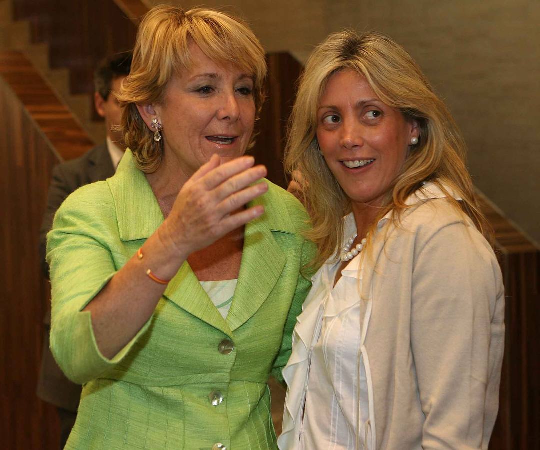 La presidenta de la Comunidad de Madrid, Esperanza Aguirre, en animada conversación con Marisol Martínez Astorga, novia de Juan Vicente Herrera, en la toma de posesion de éste como presidente de la Junta de Castilla y León.