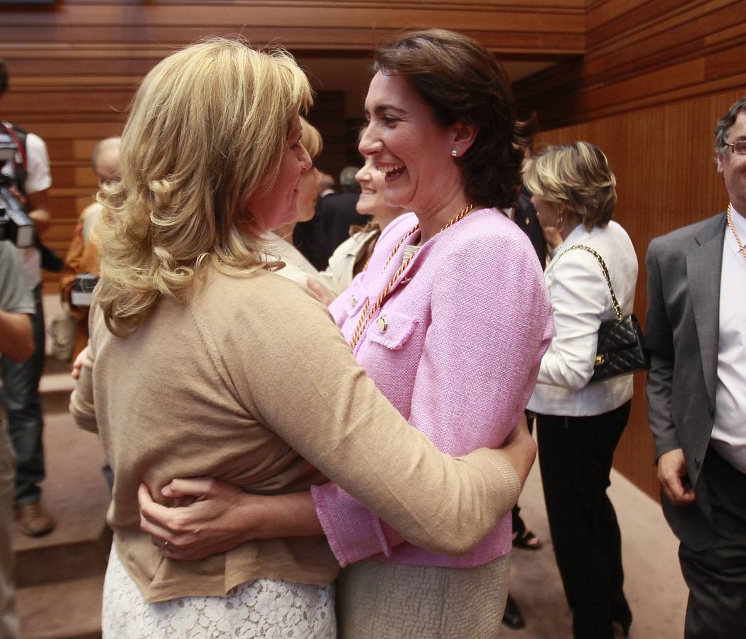 González Pereda felicita a Josefa García Cirac, tras ser elegida presidenta de la Cortes de Castilla y León.