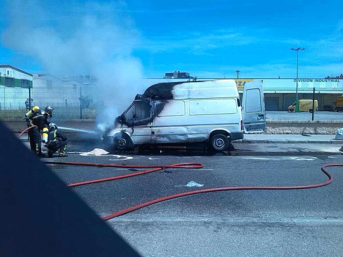 Arde una furgoneta en el polígono de Argales
