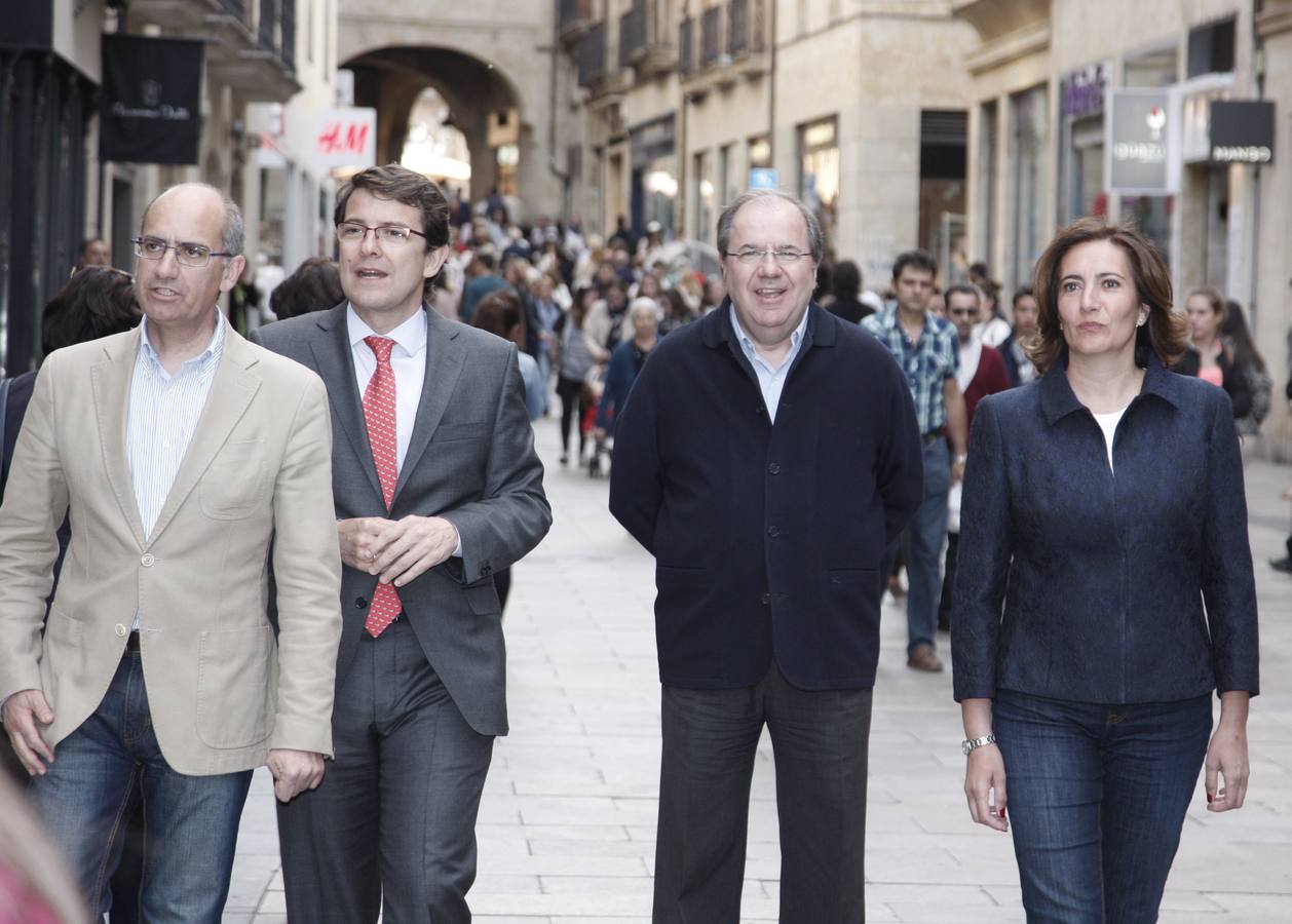 El candidato del PP a la presidencia de la Junta, Juan Vicente Herrera, participa en un acto electoral en Salamanca, junto al candidato a la alcaldía, Alfonso Fernández Mañueco y la candidata a las Cortes, Josefa García Cirac.