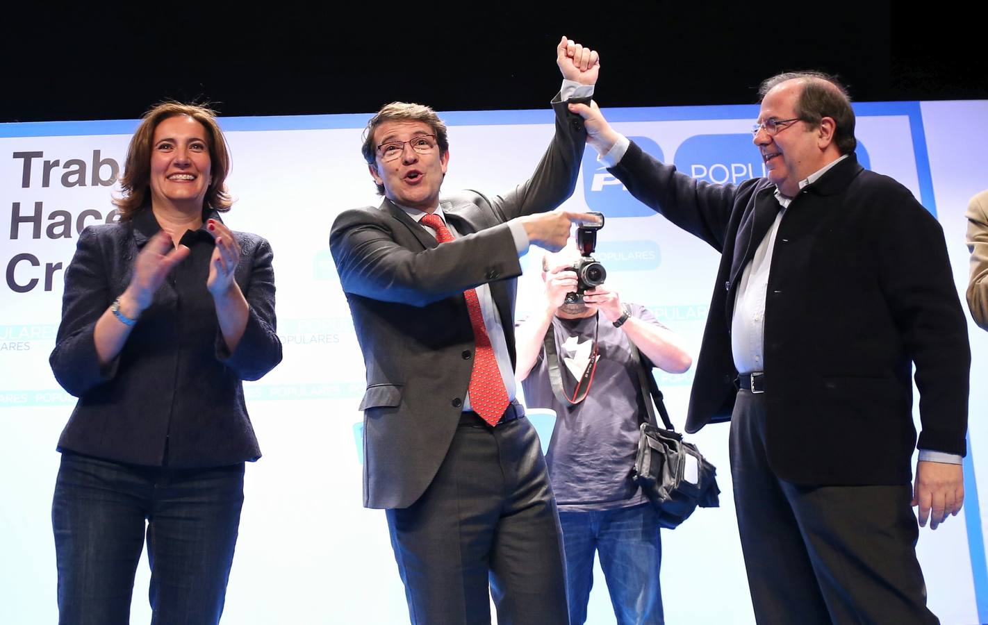 El candidato del PP a la presidencia de la Junta, Juan Vicente Herrera, participa en un acto electoral en Salamanca, junto al candidato a la alcaldía, Alfonso Fernández Mañueco y la candidata a las Cortes, Josefa García Cirac