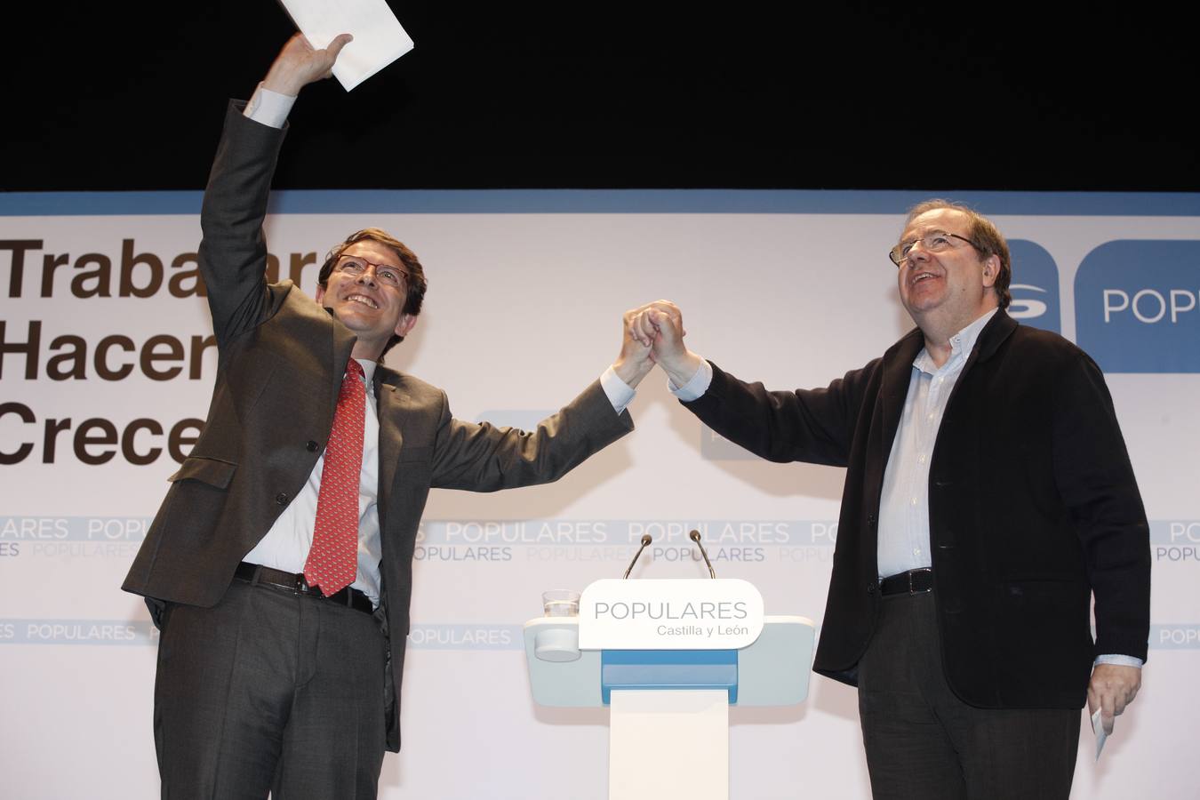 El candidato del PP a la presidencia de la Junta, Juan Vicente Herrera, participa en un acto electoral en Salamanca, junto al candidato a la alcaldía, Alfonso Fernández Mañueco y la candidata a las Cortes, Josefa García Cirac.