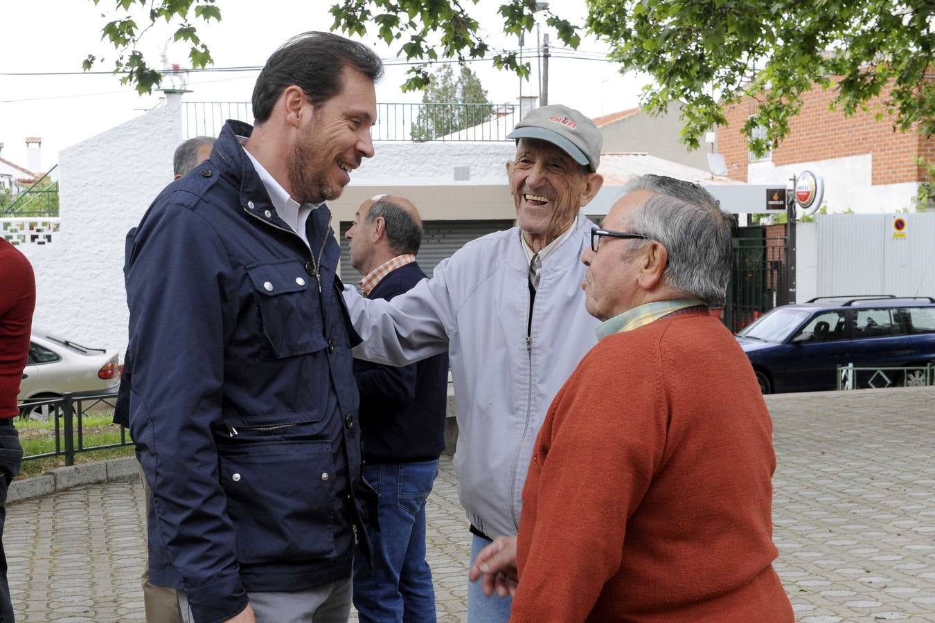 El candidato socialista a la Alcaldía de Valladolid, Óscar Puente, llama al timbre de las casas de Las Flores y esplica su programa en bares y plazas