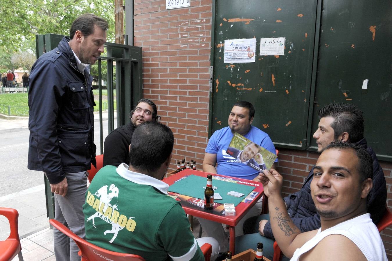 El candidato socialista a la Alcaldía de Valladolid, Óscar Puente, llama al timbre de las casas de Las Flores y esplica su programa en bares y plazas
