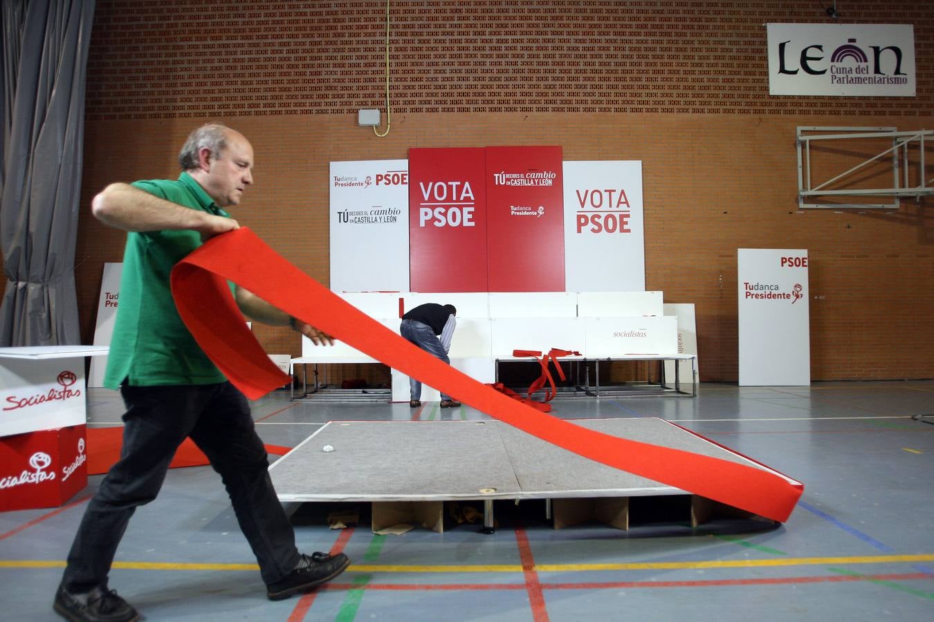 Recogida del escenario tras un acto público del PSOECyL en León.