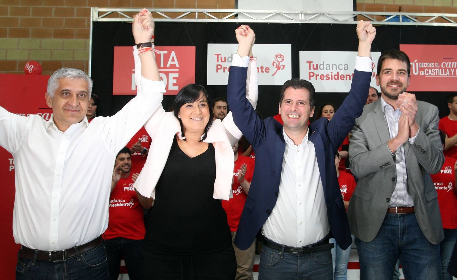 El candidato a la Alcaldía, José Luis Gómez; la cabeza de lista a las Cortes, Ana Sánchez; el candidato a la Presidencia, Luis Tudanca y el secretario de Juventudes Socialistas, David Jurado, en el cierre de campaña electoral del PSOECyL en Zamora.