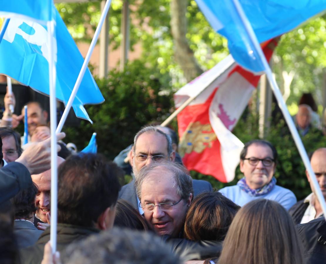 El candidato del Partido Popular a la Presidencia de la Junta de Castilla y León, Juan Vicente Herrera y la Ministra de Agricultura, Alimentación y Medio Ambiente, Isabel García Tejerina, cierran la campaña electoral en un acto público en Valladolid, junto al Presidente del PP provincial y cabeza de lista a Las Cortes, Ramiro Ruiz Medrano, el candidato a la alcaldía de Valladolid, Javier León de la Riva y el candidato a la Diputación Provincial, Jesús Julio Carnero.