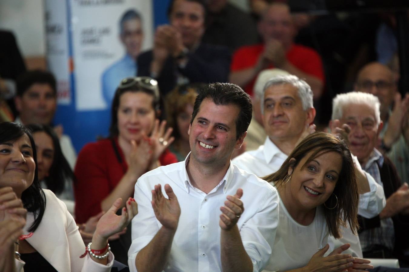 La cabeza de lista a las Cortes, Ana Sánchez; el candidato a la Presidencia, Luis Tudanca, junto a Iratxe García, entre otros, en el cierre de campaña electoral del PSOECyL en Zamora.