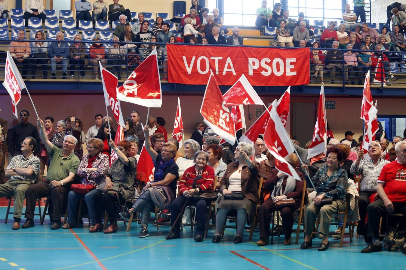 El candidato socialista a la Alcaldía de León, José Antonio Diez, participa en una fiesta-mitin de fin de campaña