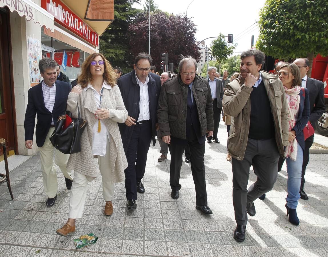 Juan Vicente Herrera muestra su apoyo a los candidatos palentinos en el barrio del Ave María.