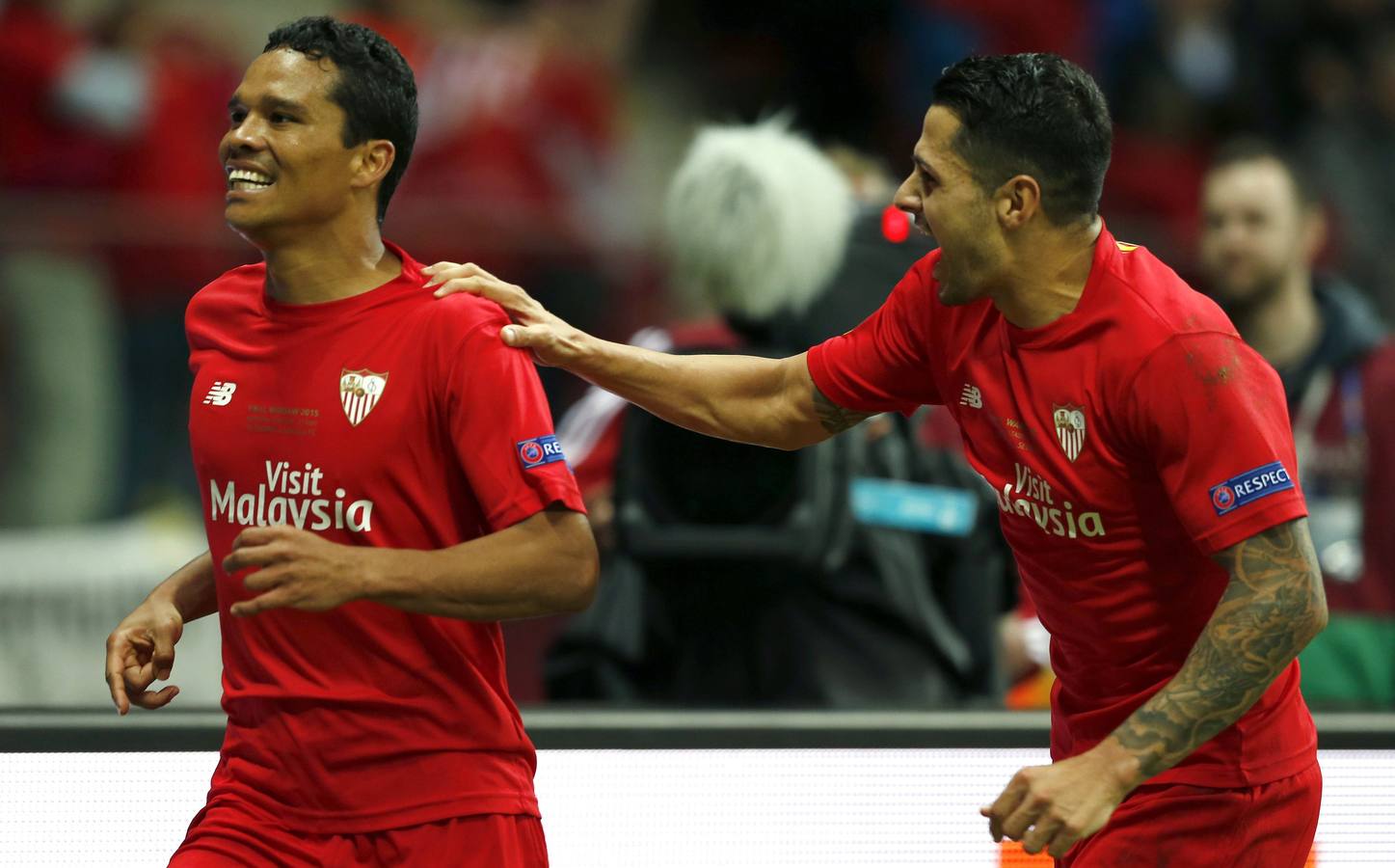 Carlos Bacca (i) es felicitado por Vitolo tras marcar el tercer gol del Sevilla.