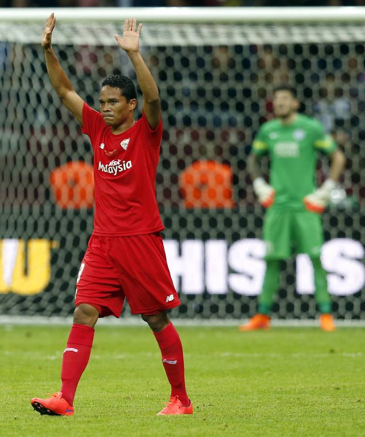 Carlos Bacca celebra el 2-1 para el Sevilla.