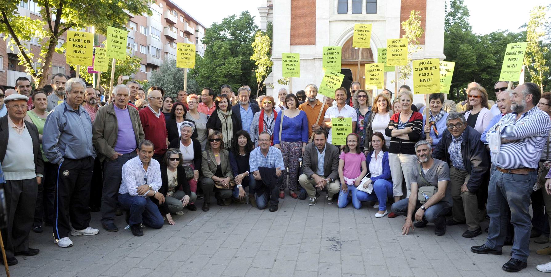 Los nuevos ediles electos participan en la concentración semanal de los vecinos de Pilarica