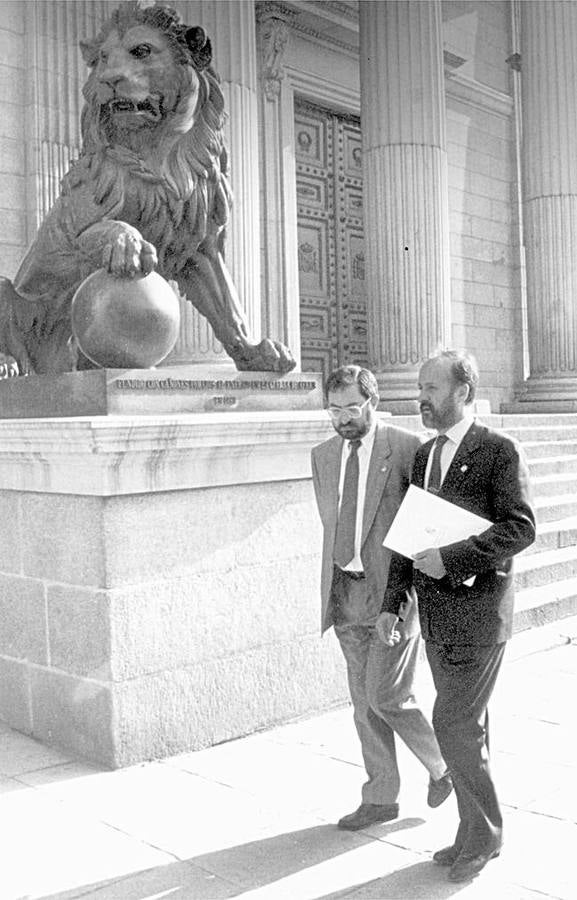 23.09.93 Jesús Quijano y León de la Riva pasan ante el Congreso de los Diputados en 1993.