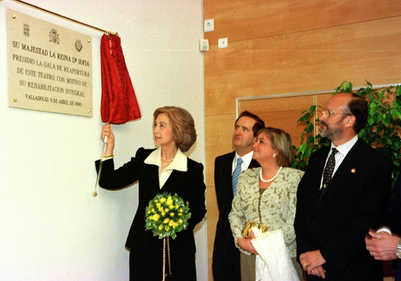 09.04.99 La Reina Sofía descubre una placa durante la inauguración hoy en Valladolid, del Teatro Calderón de la Barca. Junto a ella, el presidente de la Junta, Juan José Luacs y su esposa, Dolores López de la Rica y el alcalde de Valladolid, Javier León de la Riva.